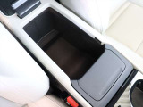 コンソールには大型のボックスがあるだけでなく、ゴミ箱用の小さなボックスが備えられています