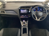 車内は光触媒抗菌消臭施工済です。インパネ周りはスタイリッシュなデザインです。グローブボックスやカップホルダーのほかにトレーなどたくさんの収納スペースが付いています。