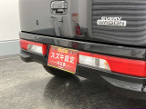 【後退時ブレーキサポート】リヤバンパーに4つの超音波センサーを内蔵し、車両後方にある障害物を検知。透明なガラスなども検知でき、コンビニの駐車場などでの衝突回避をサポートします。