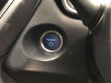 エンジンスタートスイッチです。キーが車内にあれば、エンジンの始動や停止はスイッチを押すだけ!キーを取り出す手間を省き、ワンプッシュで操作できるので簡単でスムーズです。
