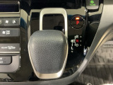 自然に手が届く距離に配置されたシフトレバー。