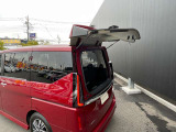 セレナならではのハーフバックドアは、後ろに停まっている車や壁からの距離が近くても気軽にドアを開けて荷物の出し入れが可能です。