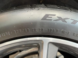 純正20インチアルミホイール。リアは275/40ZR20
