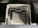 助手席アンダーボックスは運転用の替え靴や、車内に常備しておきたい子供用品、着替えた服などが収納できて便利です。女性に嬉しい収納スペースです