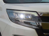 今や主流となってきました「LEDヘッドランプ」。消費電力も少なく、エコ走行に貢献します。コレが付いているだけで、優越感に浸れますよね。HIDに負けないくらい明るく安全です。