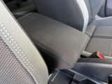 フロントアームレストで街乗りからロングドライブまで快適な運転を。