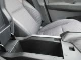 運転席収納付アームレスト