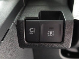 指先だけで操作ができる「電動パーキングブレーキ」搭載。オートモードの場合、シフトを「P」レンジにすると自動でパーキングブレーキが作動します。またアクセルを踏むと自動解除される為、発進がスムーズです。