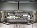 【車載工具】パンクなどのもしもの時に役立つ車載工具があります。ジャッキなどが装備されています。