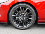 18インチ純正アルミホイールを装備。タイヤサイズは215/45R18となります。