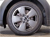 アロイは英語で合金を意味しますが、車の世界ではアルミ製のホイールを指します。大衆車のホイールは製造コストが安いスチール(鉄)でできていますが、アルミ(アルミ合金)製ホイールは軽いのが特徴です。