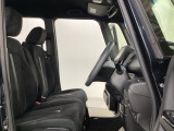 座面も厚みがあり背もたれも高く、広い足元にゆったり座れるシートです。運転席と助手席の間が空いている為、助手席側への移動がスムーズです。交通量の多い道でも助手席側から乗り降りができます。