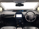 シンプルながら機能性あふれる運転席廻りです。視界性もよく、運転しやすいですよ。
