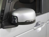 ◆ドアミラーウインカー◆ドアミラーにウインカーを装備しています。対向車に自身の進行方向を合図し安全に運転できます。