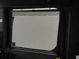 後席にお乗りの方が眩しくないように日差しを軽減する格納式リヤドアサンシェードが付いてます