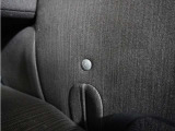 ◆ISOFIX◆シートベルトいらずでチャイルドシートと固定金具を連結するだけでガッチリ固定できます。