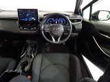 革巻きステアリングで快適な操作性の運転席です。