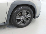 装着タイヤサイズは、215/60R17です。純正アルミホイールを装着しております。