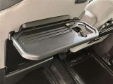 助手席シートバックテーブル付きです