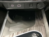 【ワイヤレス充電器】Qi規格対応スマートフォンのワイヤレス充電器をセンターコンソールに装備★右のスイッチがオレンジに光れば充電中の合図です★