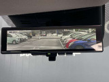 夜間や天候、荷物の積載や人の乗車で見ずらい後方の視界がクリアになるスマートルームミラー