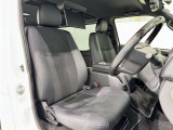高いホールド性で運転姿勢が安定します。長距離ドライブでも疲れにくいのが魅力です。快適なドライビングライフをお送りください♪
