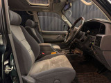 ゆったりとした運転席まわりは、大型SUVらしい余裕と落ち着きのある空間を感じさせる