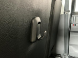 【フック】フックの用途は様々。手荷物のバッグや買い物袋、ビニール袋をぶら下げてゴミ箱にしても良いですね♪