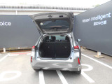 バックドアは大きく開きます。入り口も低くなっていますので大きな荷物の積み下ろしも楽々ですよ