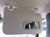 運転席側バニティミラー付きのサンバイザーです。ちょっと鏡を見たい時などに便利な装備です。
