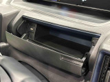 小物が収納できる運転席側インパネアッパーボックス。 ボックス内にはUSBソケットが一口。