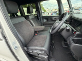 足元もゆったりで長時間の運転も疲れにくいフロントシートです。