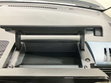 運転席前に収納があるので常備しておきたい小物も収納出来ます