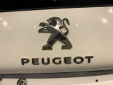 リアに配置されたPEUGEOTエンブレムです。