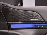 ハーマンカードンは移動中の車内空間をより快適に過ごす為のスピーカーで600W・9チャンネル・サラウンド・車両専用のイコライザーが装備され、良質な音源でございます。