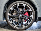 【BMWアロイホイル】軽量かつ強度に拘ったアロイホイル。走行性能ポテンシャルを引き出す設計。車の足元を引き締めてくれる大きなポイントはアロイホイルです。