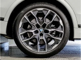 BMWの純正アロイホイールは軽量かつ強度にも優れているホイールで走行性能を引き上げる設計になっております。足元にもBMWは妥協がなくこだわっている個所になります。
