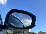 隣車線を走る車両をレーダーで検知し、ドアミラーでは確認しにくい後側方エリアに存在する車両に加え、急接近してくる車両も検知します。車両を検知するとドアミラーに搭載されたLEDインジケーターが点灯します。