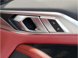 BMWのドアを閉めた時の重厚感は所有者様の満足度を高めてくれます。