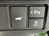 テールゲートが電動で開閉でき、荷物などで両手がふさがっているときなど便利に使えます