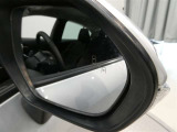 隣車線を走る車両をレーダーで検知し、ドアミラーでは確認しにくい後側方エリアに存在する車両に加え、急接近してくる車両も検知します。車両を検知するとドアミラーに搭載されたLEDインジケーターが点灯します。