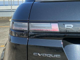 【LEDテールライト】後方車からの視認性も良く、ボディーラインに沿ったデザインは機能性とも両立されたランドローバーの特徴の1つです。