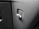 助手席側に荷物をかけられるフックも付いております。