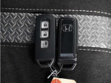 ◆スマートキー◆カギをバッグやポケットに入れたままでもドアロックの開閉ができる『スマートキー』付き!雨天や暗くなってもカギを取り出す必要がなくドアの開錠&エンジンも始動できます