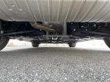 気になる中古車の下廻り。もちろん、納車時には整備スタッフによる点検を実施致しますので安心してご購入いただけます。