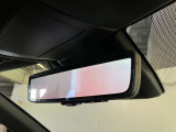 多人数乗車時やお荷物が多いときでも後方視界を確保できる、デジタルインナーミラーが装着されています。