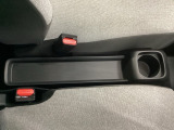 運転席からも助手席からも自由に使えるドリンクホルダー付。【センターロングコンソールトレー】ちょっとした小物を置くのに便利です。
