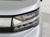 暗い夜道も明るく照らします。LEDヘッドライト装着車。夜間のドライブも安心ですね♪