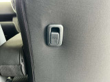 運転席シートバックには耐荷重4キロまでの買い物フックが付いています。
