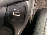 USB接続ジャックを装備!スマートフォンや対応するUSB機器を接続して、音楽などを車内で楽しむことができます。お気に入りの音楽と一緒に、毎日の通勤からロングドライブまで楽しめる便利な装備です。